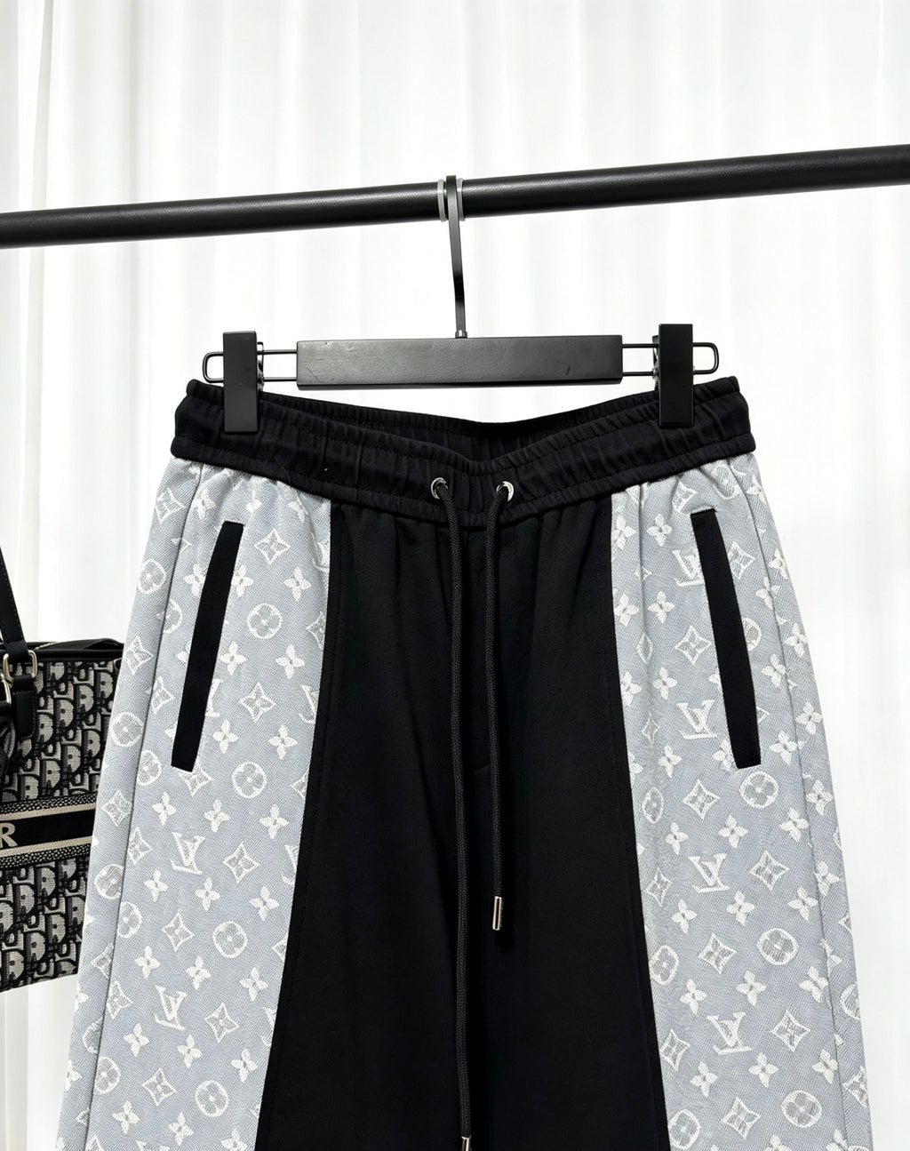 26 Full of printed floral elements casual sweatpants