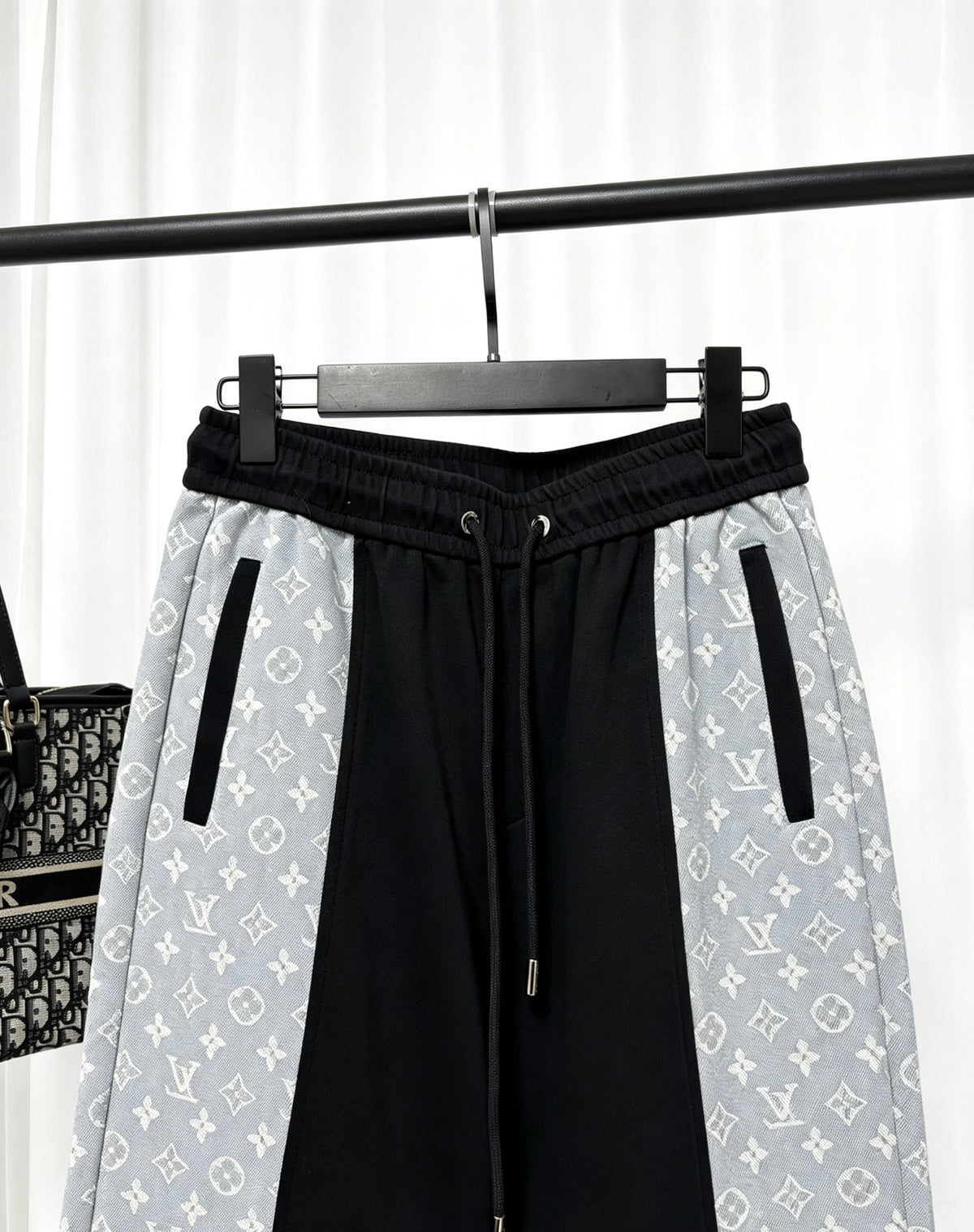 26 Full of printed floral elements casual sweatpants