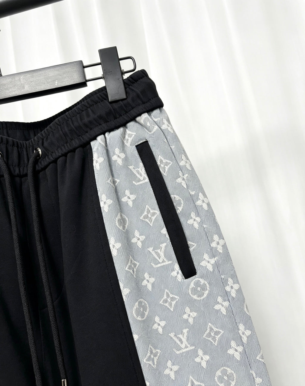 26 Full of printed floral elements casual sweatpants