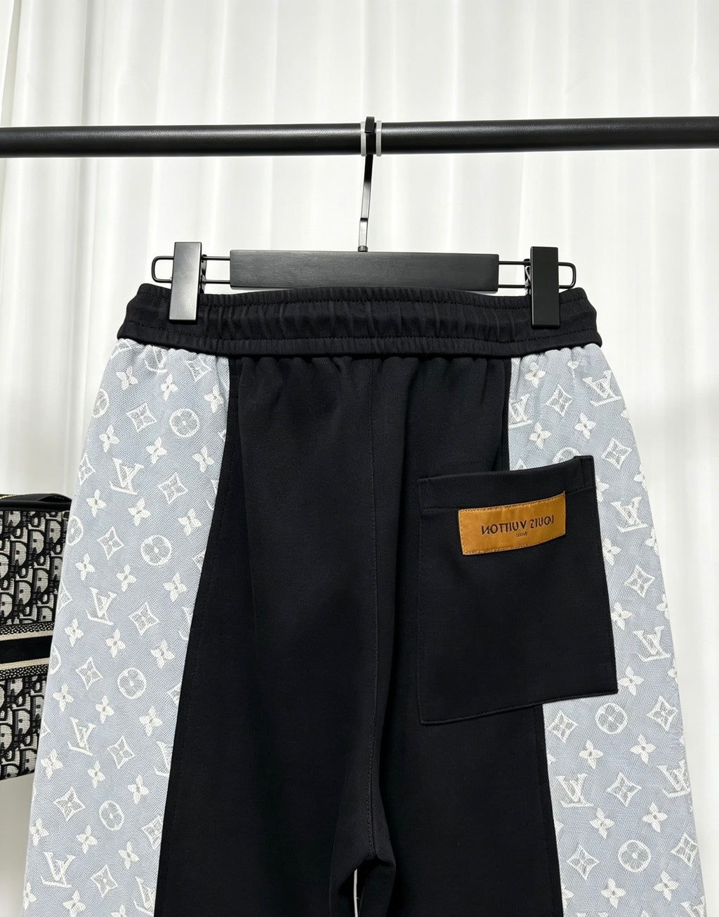 26 Full of printed floral elements casual sweatpants