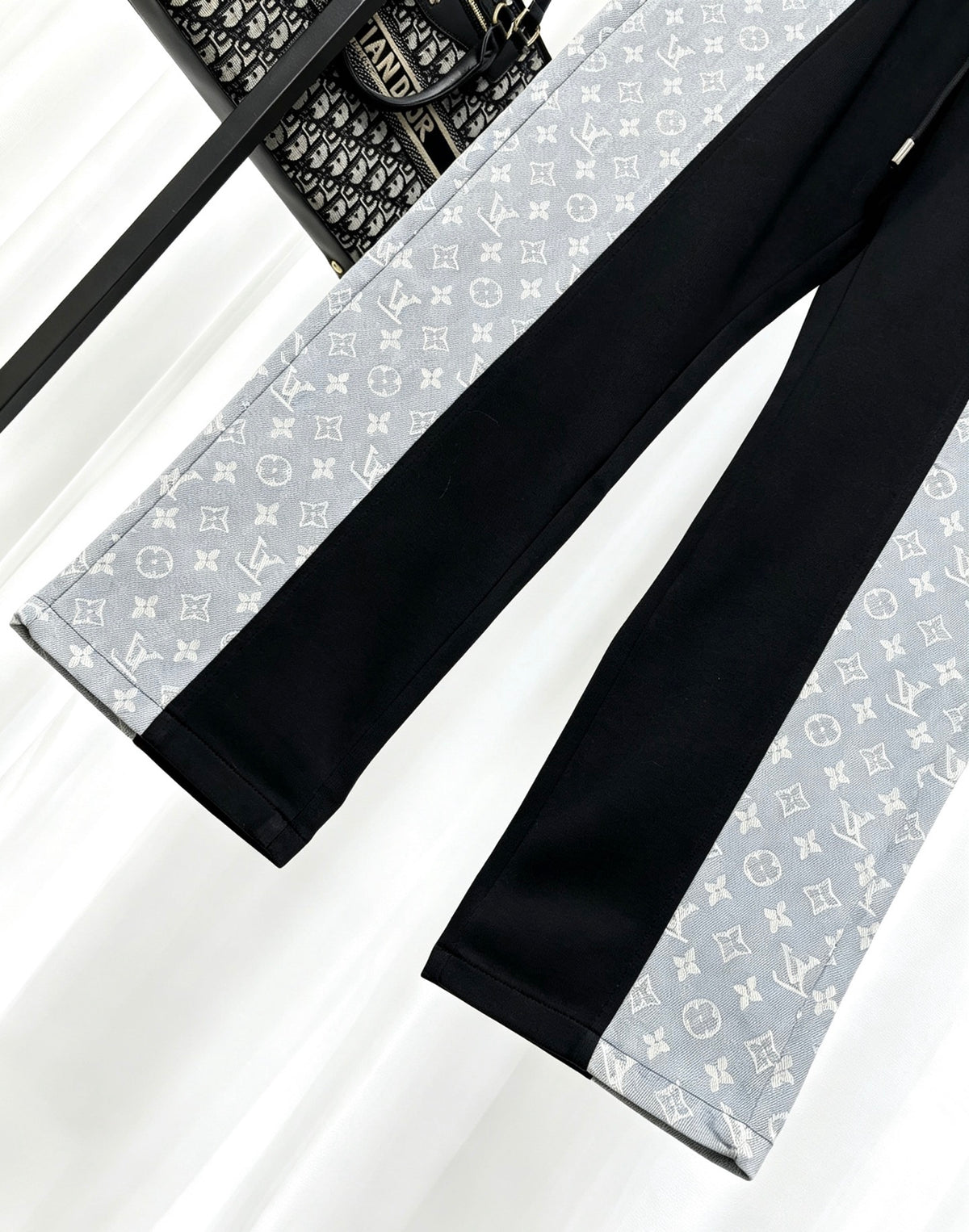 26 Full of printed floral elements casual sweatpants