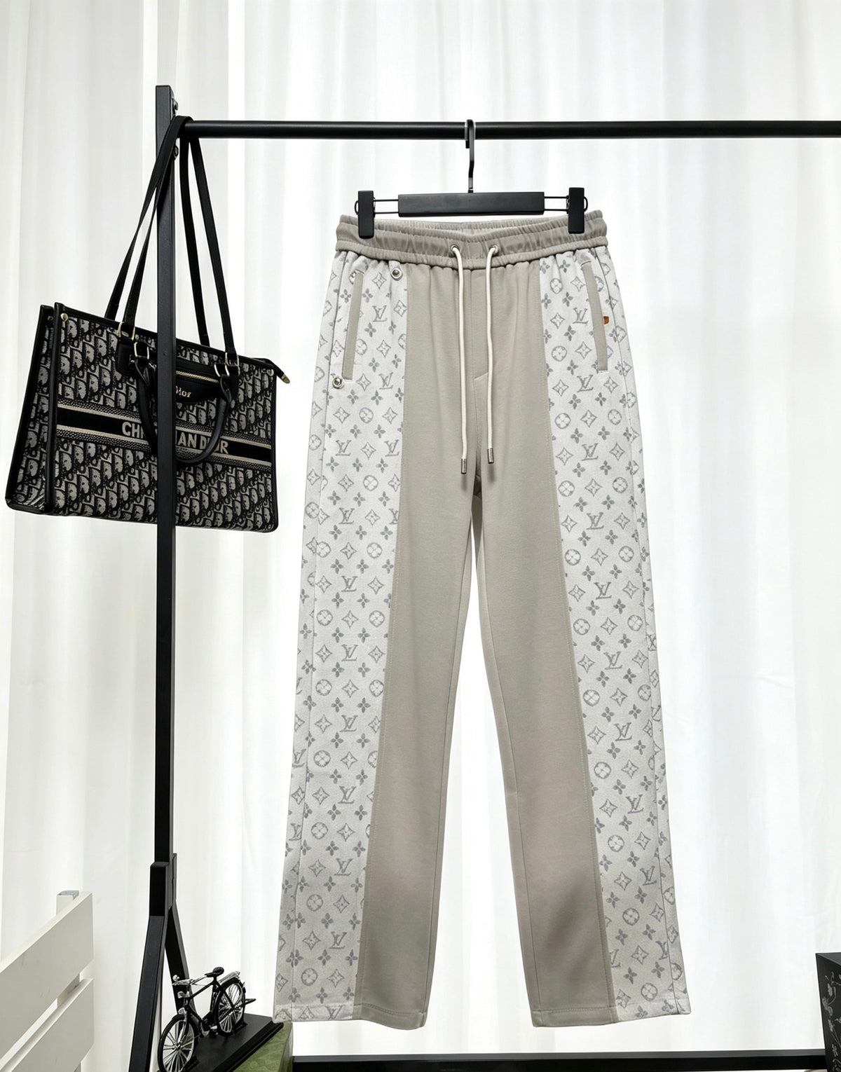 26 Full of printed floral elements casual sweatpants
