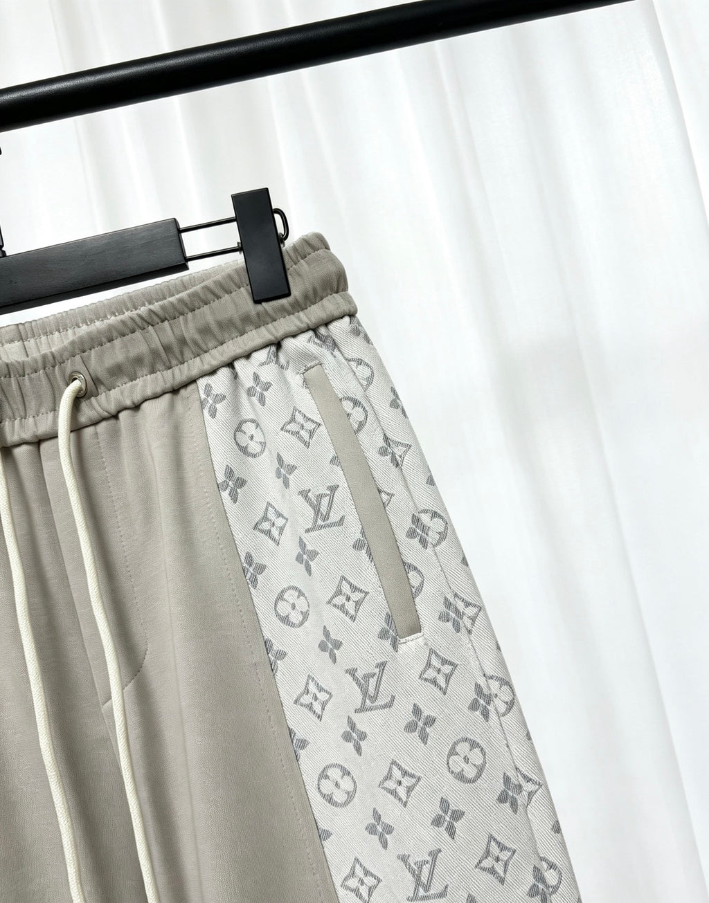 26 Full of printed floral elements casual sweatpants