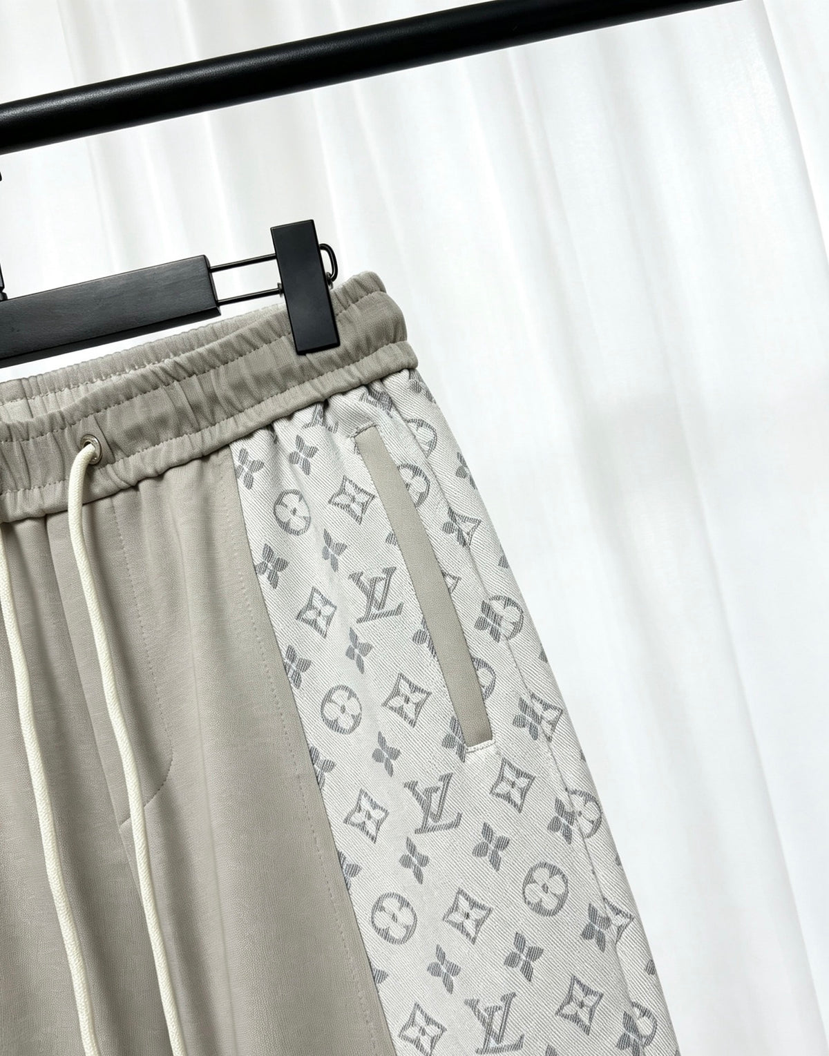 26 Full of printed floral elements casual sweatpants