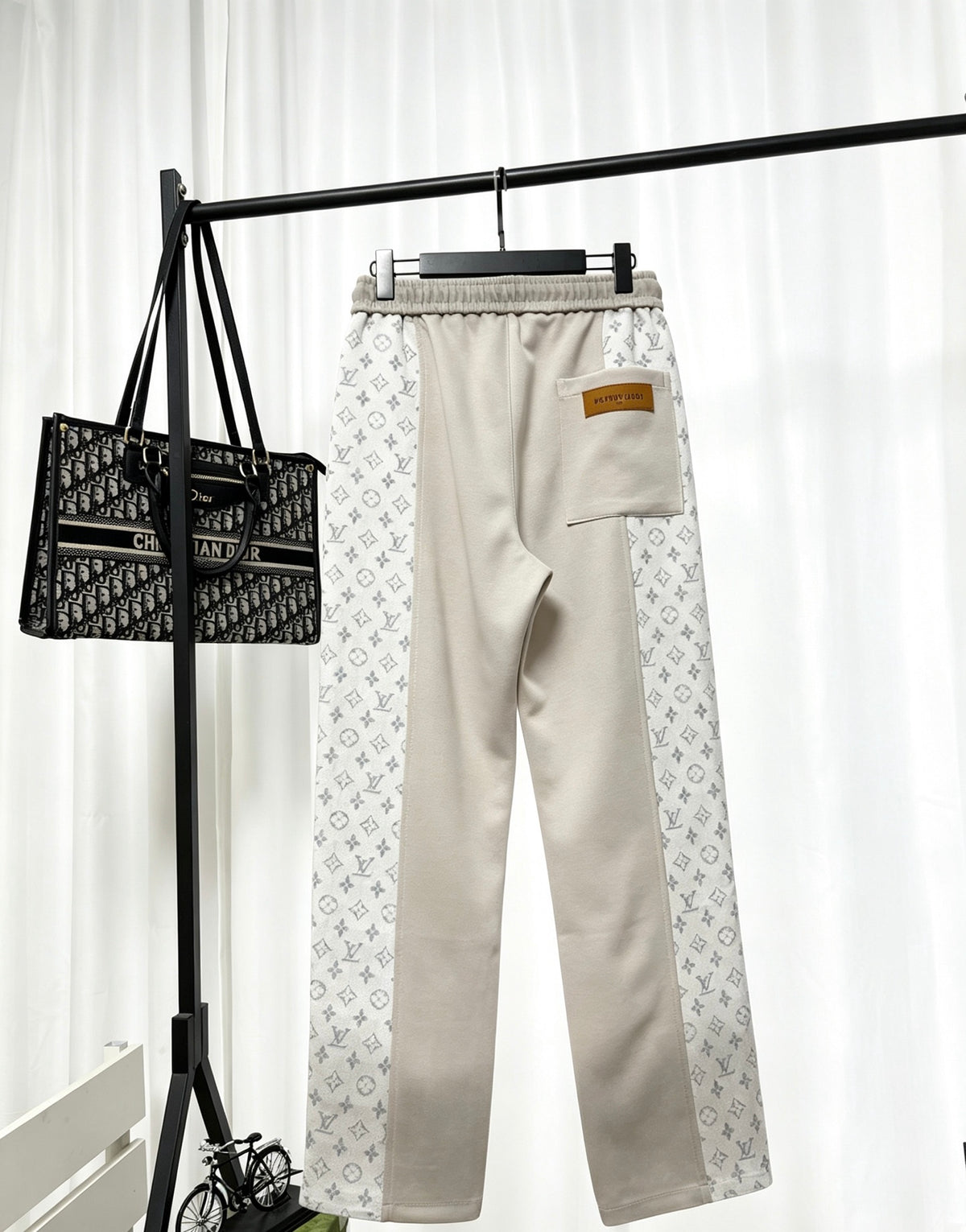 26 Full of printed floral elements casual sweatpants