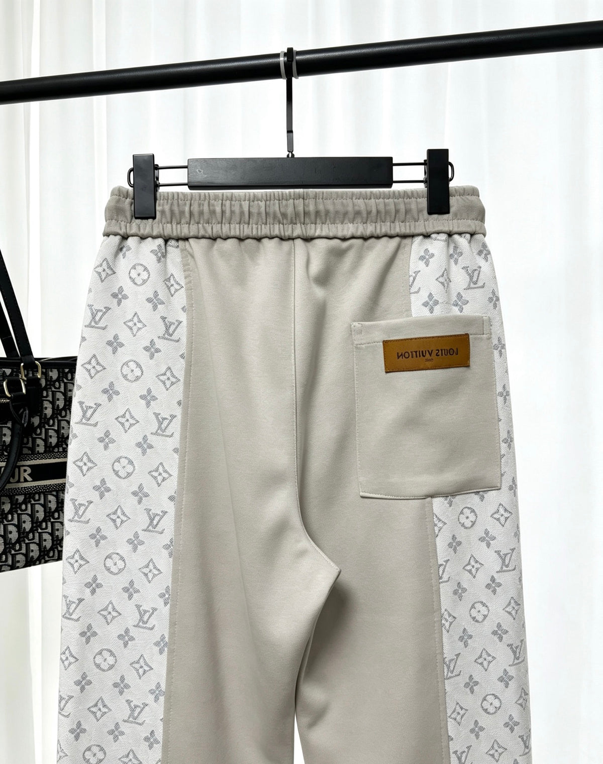 26 Full of printed floral elements casual sweatpants