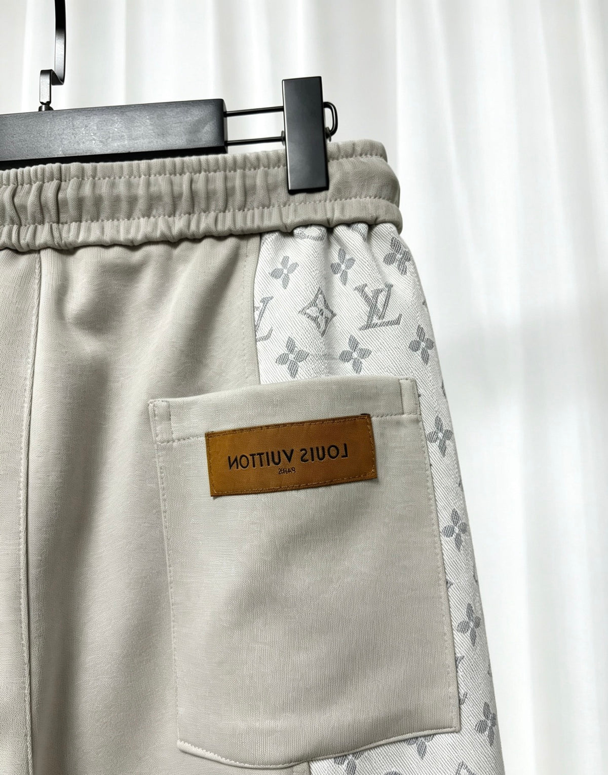 26 Full of printed floral elements casual sweatpants