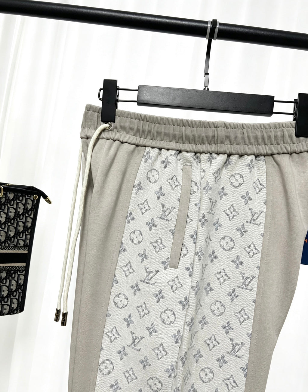 26 Full of printed floral elements casual sweatpants